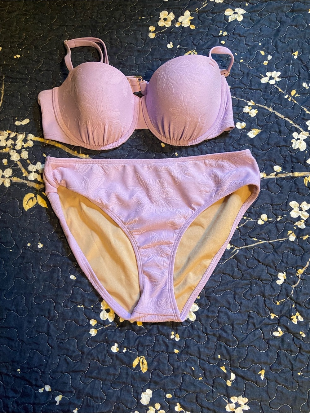 Shade & Shore Women’s Bikini Top and Bottom
Size - Medium, 36C